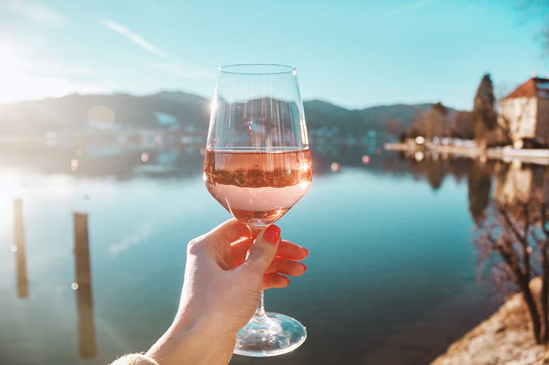 Genießen Sie die Frische von Roséwein: Ein Sommertraum im Glas
