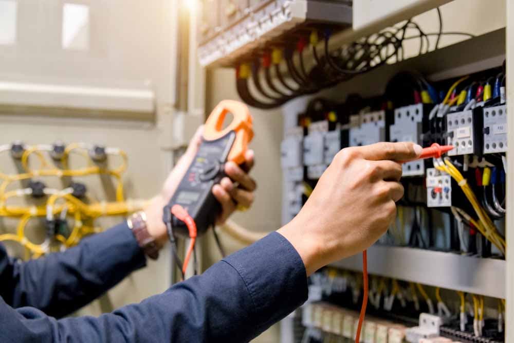 E-Check & DGUV Vorschrift 3 – Schutzmaßnahmen gegen elektrische Gefahren