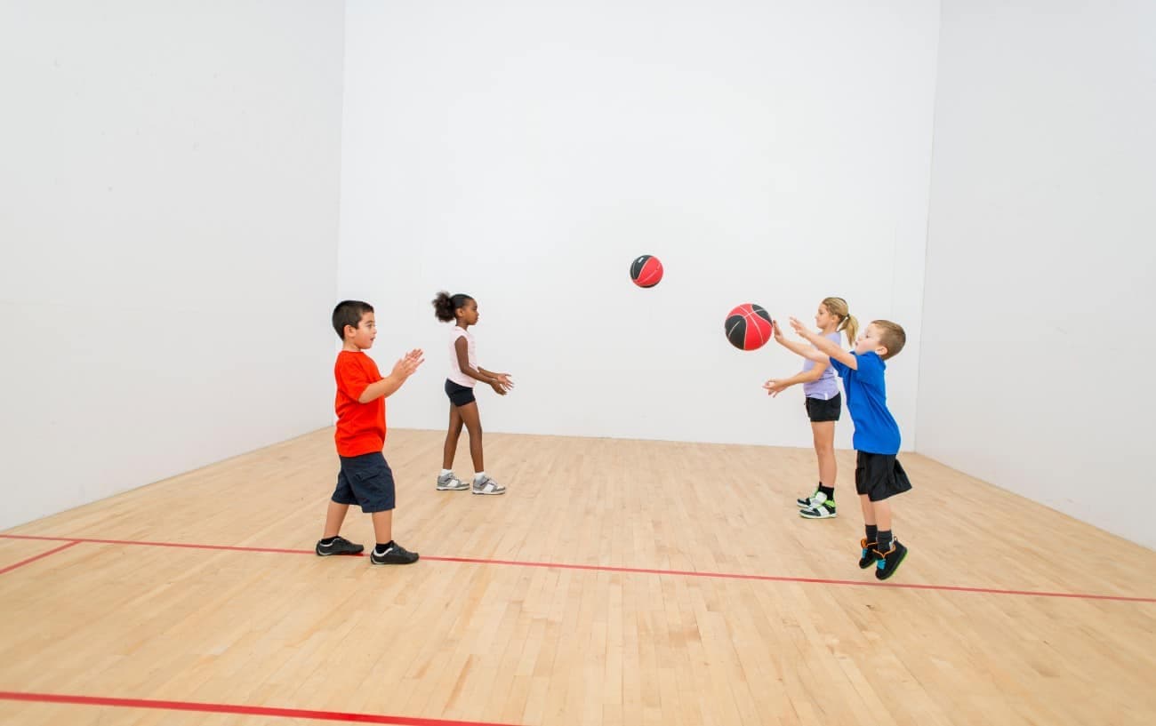 Aktive und inklusive Spiele Kindergarten Turnhalle fuer jede Turnstunde