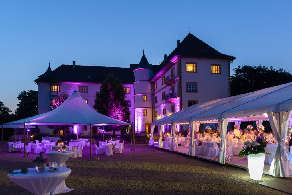 Freiheit für die Liebe: Zelt mieten und die Hochzeit unter freiem Himmel genießen