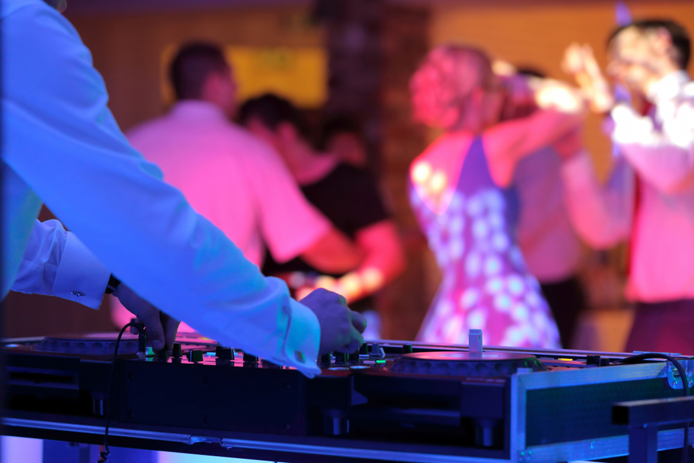 Das ultimative Hochzeitserlebnis: Warum Sie einen professionellen Hochzeits-DJ brauchen